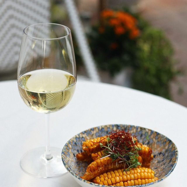 When Corn with Sriracha sauce hits the table, there’s only one question left: which wine to try it with today.
• Albariño, Envidia Cochina, Rías Baixas — fresh and vibrant, with notes of lime and a hint of sea breeze. It enhances the sweetness of the corn and softens the heat of the Sriracha, turning every bite into pure pleasure.
• Verdejo, José Pariente, Rueda — a little drier and more herbal, with citrus tones and a touch of almond bitterness. It adds character and makes the dish even more gastronomic.
Two styles, two moods and one dish that reveals a new side with every sip. Try both and decide whose side you’re on tonight.
📍 Calle San José, 6, Benalmádena
📞 +34 951 71 57 36
#love #lovely #restaurant #benalmadena #restaurante #benalmádena #malaga #spain #dinner #wine #málaga #vino #viño #víno #benalmadenapueblo #benalmadenacosta #benalmadenabeach #benalmadenamarina #cena #food #foodlover #foodgasm #winelover #costadelsol #albarino #albariño #verdejo