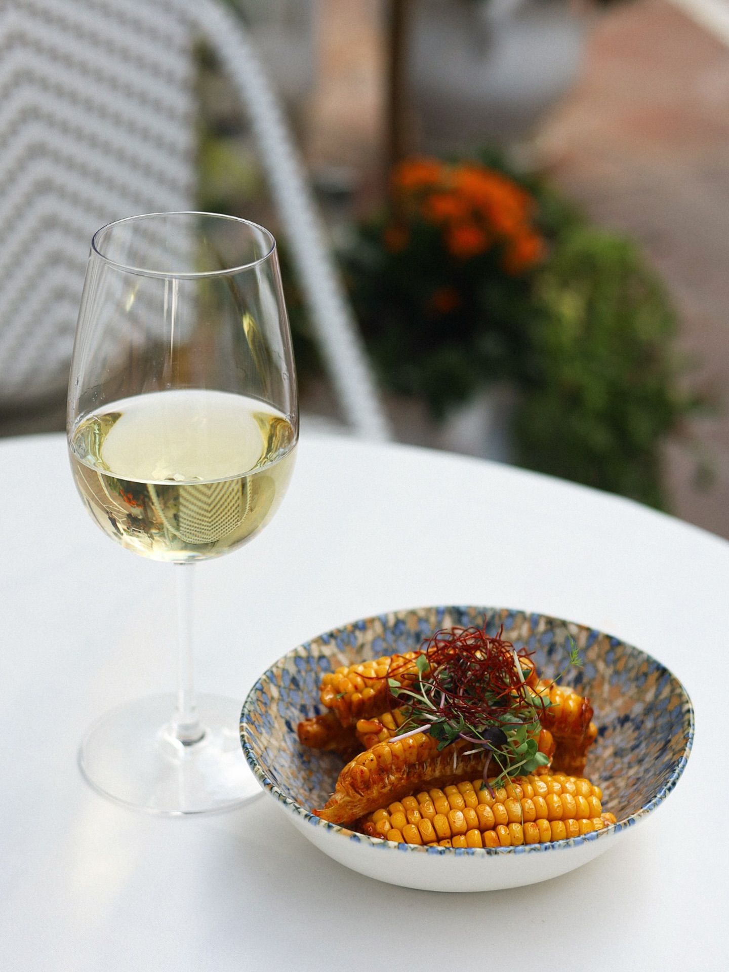 When Corn with Sriracha sauce hits the table, there’s only one question left: which wine to try it with today.
• Albariño, Envidia Cochina, Rías Baixas — fresh and vibrant, with notes of lime and a hint of sea breeze. It enhances the sweetness of the corn and softens the heat of the Sriracha, turning every bite into pure pleasure.
• Verdejo, José Pariente, Rueda — a little drier and more herbal, with citrus tones and a touch of almond bitterness. It adds character and makes the dish even more gastronomic.
Two styles, two moods and one dish that reveals a new side with every sip. Try both and decide whose side you’re on tonight.
📍 Calle San José, 6, Benalmádena
📞 +34 951 71 57 36
#love #lovely #restaurant #benalmadena #restaurante #benalmádena #malaga #spain #dinner #wine #málaga #vino #viño #víno #benalmadenapueblo #benalmadenacosta #benalmadenabeach #benalmadenamarina #cena #food #foodlover #foodgasm #winelover #costadelsol #albarino #albariño #verdejo