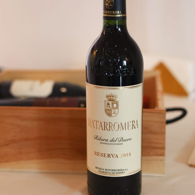 Today we celebrate the birthday of Tempranillo — one of Spain’s defining grape varieties.
It’s a wine of contrasts: discipline and sensuality, depth and lightness. Just like Spain itself: warm, proud and full of character.

The name comes from temprano, meaning “early”: Tempranillo ripens sooner than most, as if eager to share its flavour with the world. Small dark berries with colourless pulp create wines with soft tannins and aromas of ripe cherry, tobacco and when aged in oak a touch of vanilla.

Tempranillo is a true Spaniard. Genetic studies have confirmed its origin: despite past theories of French ancestry, this grape was born here. Across the Iberian Peninsula it takes on many local names — Tinto Fino in Ribera del Duero, Cencibel in La Mancha, Ull de Llebre in Catalonia, Aragonês in Portugal — yet its essence remains the same: expressive, sun-kissed and full of life.

The first written mentions date back to the 16th century. After the phylloxera crisis devastated French vineyards, Spain — and Tempranillo with it — entered a renaissance. The marquises de Murieta and de Riscal-de Alegre returning from Bordeaux introduced the French barrel-ageing method and created a new style of Spanish wine: mature, velvety and noble.

Today Tempranillo covers nearly a quarter of Spain’s vineyards and remains its beating heart. Sensitive to soil and climate, it shows a different face in every region: soft and cherry-vanilla in Rioja, powerful and dark-fruited in Ribera del Duero.

By character Tempranillo is a southern gentleman: never loud, yet full of depth and quiet confidence. It pairs beautifully with meat, aged cheese, roasted vegetables and jamón — but even on its own, it tells a complete story.

Tempranillo is more than a grape. It’s Spain in its purest form — mature, passionate and alive. Join us at Salu and discover the finest expressions of this remarkable variety.

📍 Calle San José, 6, Benalmádena
📞 +34 951 71 57 36

#restaurant #benalmadena #restaurante #benalmádena #wine #málaga #vino #viño #víno #benalmadenapueblo #benalmadenacosta #benalmadenabeach #benalmadenamarina #tempranillo #tintofino #redwine #redwinelover #spanishwine