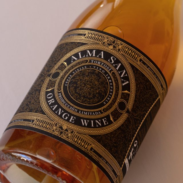 Pure elegance in a glass — Alma Sana Orange Wine awaits you at Salu.

A Valencian orange wine with clarity, depth and a quietly confident character. Apricot, citrus peel, gentle tannins: a dry, textural style that feels both modern and beautifully understated. For those who appreciate a wine that offers more than flavor an experience.

Discover Alma Sana at Salu tonight.

📍 Calle San José, 6, Benalmádena
📞 +34 951 71 57 36

#love #lovely #restaurant #benalmadena #restaurante #benalmádena #malaga #spain #dinner #wine #málaga #vino #viño #víno #benalmadenapueblo #benalmadenacosta #benalmadenabeach #benalmadenamarina #cena #food #foodlover #orangewine #winelover #costadelsol #pleasure #new #pairing