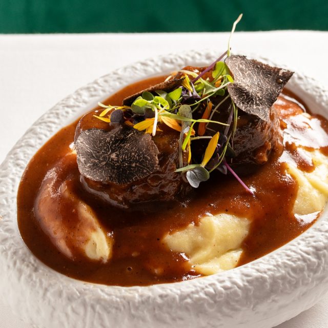 Oxtail in espagnole sauce with mashed potatoes.
A magnificent, hearty dish — and another pleasant reason to gather at Salu.

📍 Calle San José, 6, Benalmádena
📞 +34 951 71 57 36

#restaurant #benalmadena #restaurante #benalmádena #malaga #spain #dinner #wine #málaga #vino #viño #víno #benalmadenapueblo #benalmadenacosta #benalmadenabeach #benalmadenamarina #cena #food #foodlover #meat #meatlover #costadelsol #pleasure #pairing #christmas #newyear #feliznavidad