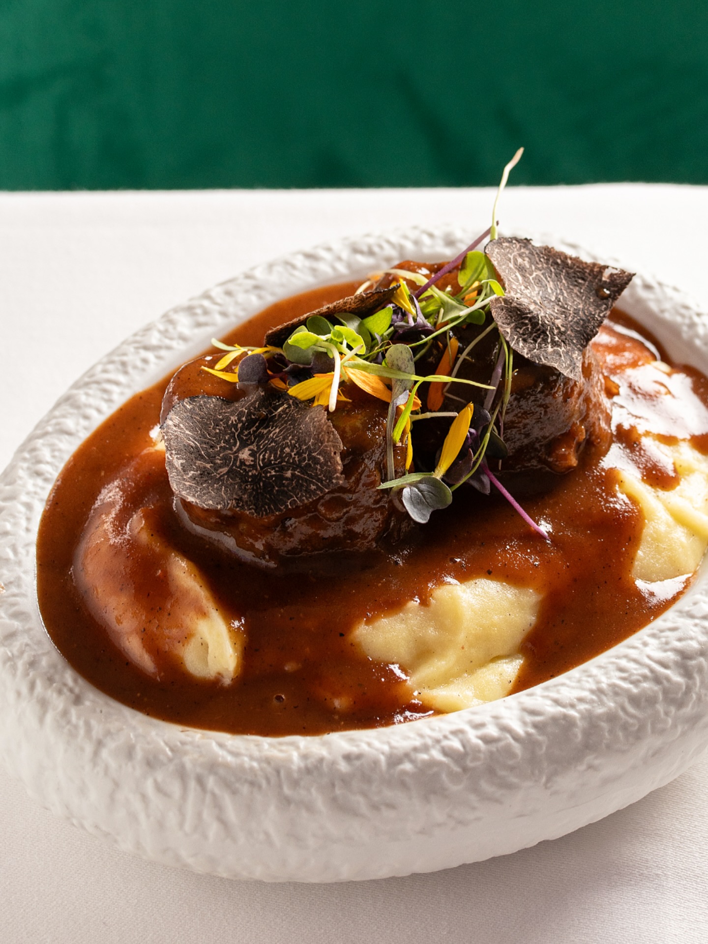Oxtail in espagnole sauce with mashed potatoes.
A magnificent, hearty dish — and another pleasant reason to gather at Salu.

📍 Calle San José, 6, Benalmádena
📞 +34 951 71 57 36

#restaurant #benalmadena #restaurante #benalmádena #malaga #spain #dinner #wine #málaga #vino #viño #víno #benalmadenapueblo #benalmadenacosta #benalmadenabeach #benalmadenamarina #cena #food #foodlover #meat #meatlover #costadelsol #pleasure #pairing #christmas #newyear #feliznavidad