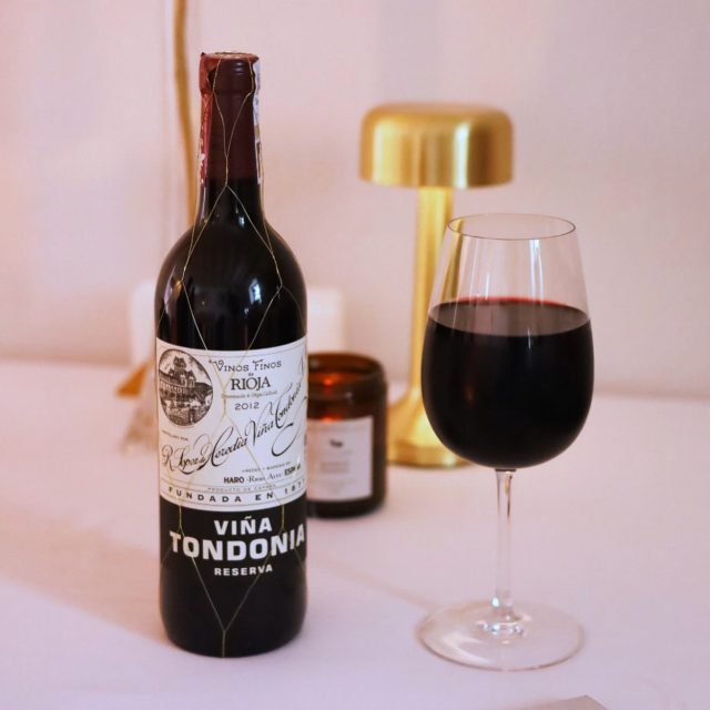 Viña Tondonia Reserva, Rioja DOC, 2012 is not a wine for haste and not for every day. It is a choice for long, unhurried dinners, when the quality of the moment matters more than quantity.

In the glass a deep dark ruby colour and a classic, noble aroma: red currant, forest floor, green herbs and subtle iodine notes. On the palate — developed, spicy and rounded, with polished tannins, layered fruit and berry tones, hints of brick dust and earth after rain. The finish is long, dry and focused — one you want to return to.

Viña Tondonia Reserva reveals itself beautifully alongside meat dishes, game and pasta with wild mushrooms — where the wine complements rather than dominates.

Behind this unmistakable style stands R. López de Heredia Viña Tondonia, one of the oldest family-owned bodegas in Rioja, founded in 1877 in Haro. For more than a century, they have worked with wine in the spirit of true classicism — with respect for the land, time and precision at every stage.

✨ At Salu we serve Viña Tondonia Reserva for exactly these kinds of evenings — in the right glass, with carefully chosen food pairings and without rushing. A choice for those who value flavour with history, quiet elegance and depth.

📍 Calle San José, 6, Benalmádena
📞 +34 951 71 57 36

#restaurant #benalmadena #wine #riojawine #redwine