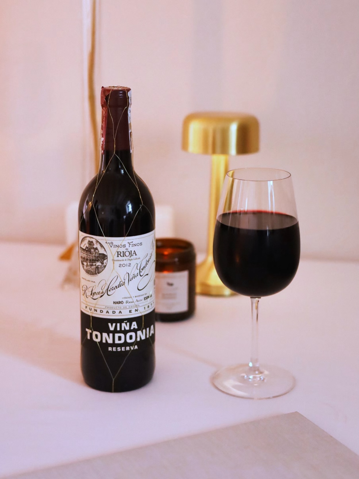 Viña Tondonia Reserva, Rioja DOC, 2012 is not a wine for haste and not for every day. It is a choice for long, unhurried dinners, when the quality of the moment matters more than quantity.

In the glass a deep dark ruby colour and a classic, noble aroma: red currant, forest floor, green herbs and subtle iodine notes. On the palate — developed, spicy and rounded, with polished tannins, layered fruit and berry tones, hints of brick dust and earth after rain. The finish is long, dry and focused — one you want to return to.

Viña Tondonia Reserva reveals itself beautifully alongside meat dishes, game and pasta with wild mushrooms — where the wine complements rather than dominates.

Behind this unmistakable style stands R. López de Heredia Viña Tondonia, one of the oldest family-owned bodegas in Rioja, founded in 1877 in Haro. For more than a century, they have worked with wine in the spirit of true classicism — with respect for the land, time and precision at every stage.

✨ At Salu we serve Viña Tondonia Reserva for exactly these kinds of evenings — in the right glass, with carefully chosen food pairings and without rushing. A choice for those who value flavour with history, quiet elegance and depth.

📍 Calle San José, 6, Benalmádena
📞 +34 951 71 57 36

#restaurant #benalmadena #wine #riojawine #redwine