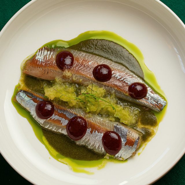 Sardine fillet lightly smoked over alder wood with apple and basil gel and vino cotto sauce. The perfect starter for dinner at Salu

📍 Calle San José, 6, Benalmádena
📞 +34 951 71 57 36

#restaurant #benalmadena #dinner #wine #mediterraneanfood