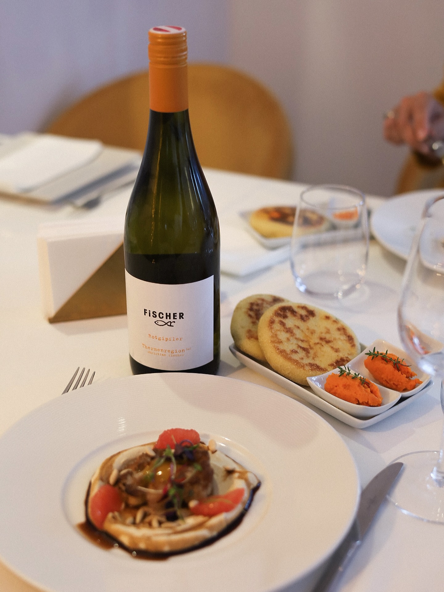 Salu is about evenings spent over good food and the right wine. About flavours you want to return to, and an atmosphere where it’s easy to stay a little longer than planned. Salu is about consistency, calm and that perfect dinner rhythm, when everything feels just right.

📍 Calle San José, 6, Benalmádena
📞 +34 951 71 57 36

#restaurant #benalmadena #dinner #wine #mediterraneanfood