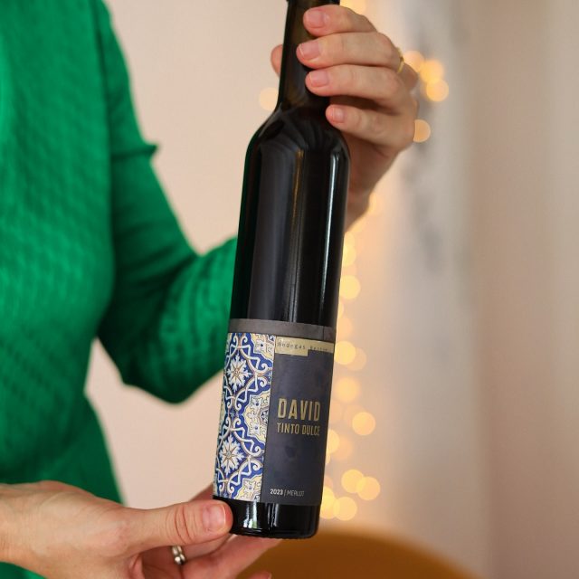 DAVID Tinto Dulce @bodegasbentomiz is the perfect ending to the evening.

Velvety notes of ripe berries, subtle hints of chocolate and a soft, refined sweetness. A wine that places an elegant final touch on your night.

For dessert. For quiet conversations. For moments when details truly matter.

📍 Calle San José, 6, Benalmádena
📞 +34 951 71 57 36

#restaurant #benalmadena #dinner #wine #mediterranean