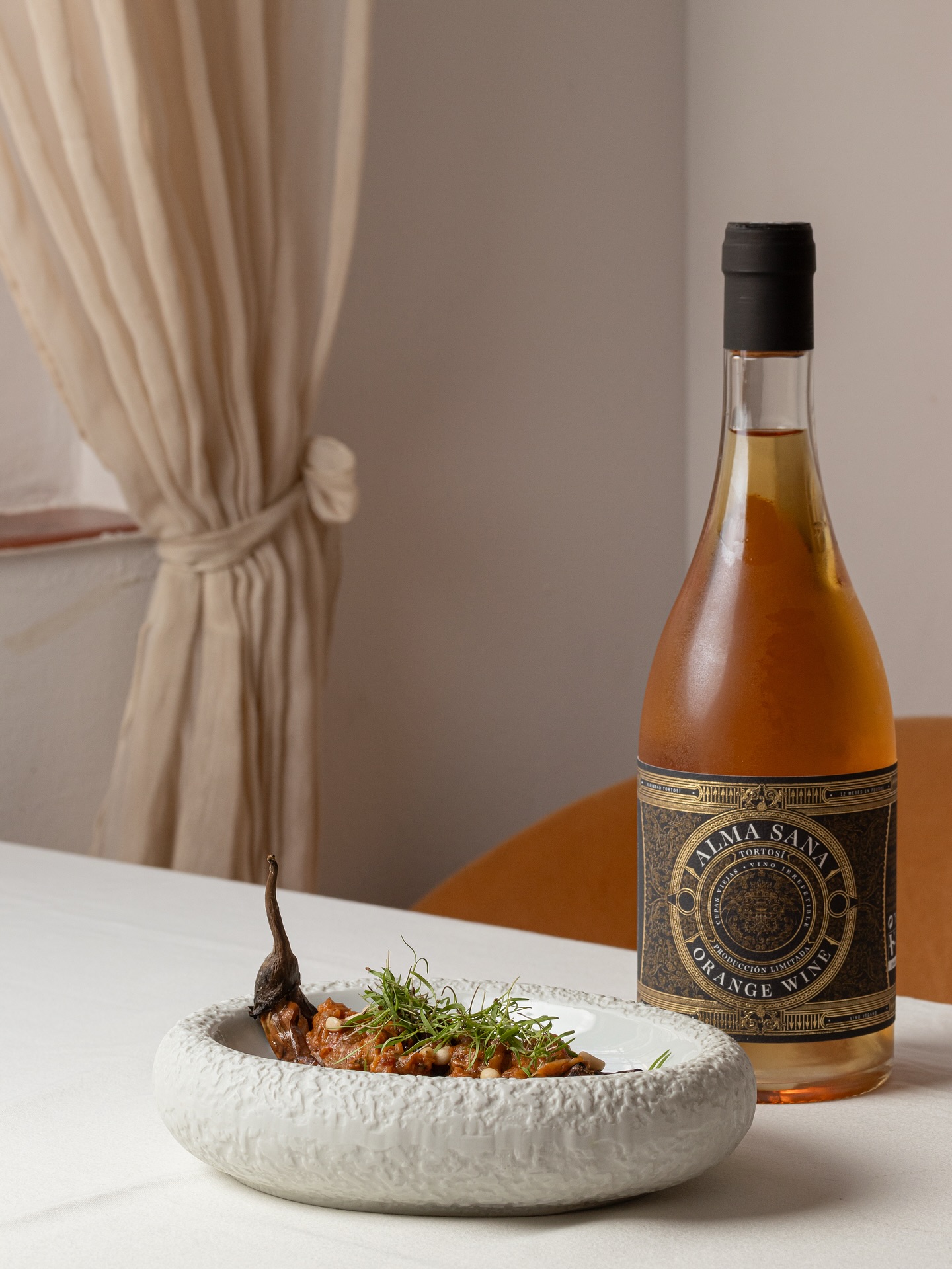 Sometimes a pairing appears on the menu that we truly enjoy ourselves.  Organic grilled eggplant and orange wine is exactly that kind of combination.

Everything here is about balance: the warm, rich texture of the aubergine, a gentle sweetness, real depth of flavour. The orange wine doesn’t compete or draw attention to itself — it supports, adds freshness and brings the whole dish into focus. It’s the kind of pairing you want to come back to. Not for effect but for the feeling that everything is exactly where it should be.

We love these kinds of combinations at Salu. And we’re happy to share them with you

📍 Calle San José, 6, Benalmádena
📞 +34 951 71 57 36

#restaurant #benalmadena #pairing #wine #mediterraneanfood