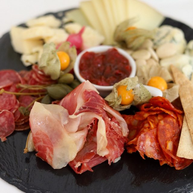 Thin slices of Iberian ham, aged cheeses and carefully selected cured meats — the perfect way to begin the evening with a glass of your favourite wine. Saltiness, depth and gentle spice come together in a harmonious balance, made to be shared slowly at the table.

📍 Calle San José, 6, Benalmádena
📞 +34 951 71 57 36

#restaurant #benalmadena #pairing #jamon #mediterraneanfood