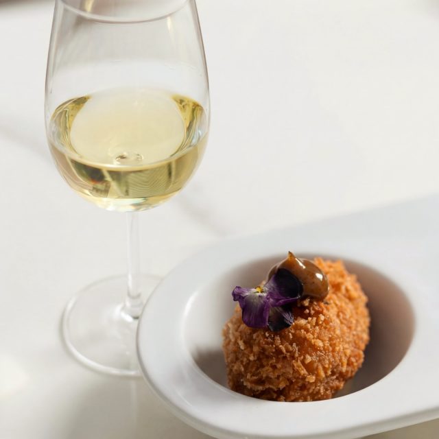 Homemade croquettes. Golden and crispy on the outside, soft and creamy within. With Iberian ham — rich and unmistakably savoury. With octopus — delicate with a gentle hint of the sea. Alongside a glass of fresh white wine, the flavours come together beautifully: the wine lifts the creaminess and keeps the balance light. Sometimes the right evening begins with something this simple. At Salu we like to start exactly this way

📍 Calle San José, 6, Benalmádena
📞 +34 951 71 57 36

#restaurant #benalmadena #pairing #wine #mediterraneanfood