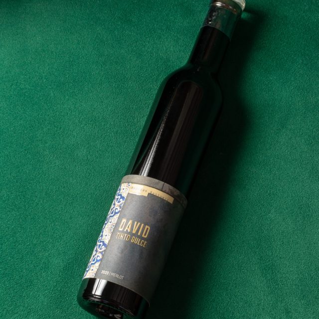 Red wine is always about character. The only question is — what feels right tonight?

Some evenings call for softness and rounded tannins. Others for depth and warm spice. And sometimes for a velvety, gently sweet finish.

Featured here: David Tinto Dulce from @bodegasbentomiz. A red that brings the evening to a calm, elegant close.

Tell us what you enjoy in a red — fruit-forward, spicy, structured or smooth — and we will pour the one that suits your mood. At Salu every choice begins with a conversation

📍 Calle San José, 6, Benalmádena
📞 +34 951 71 57 36

#restaurant #benalmadena #dolche #redwine #mediterraneanfood