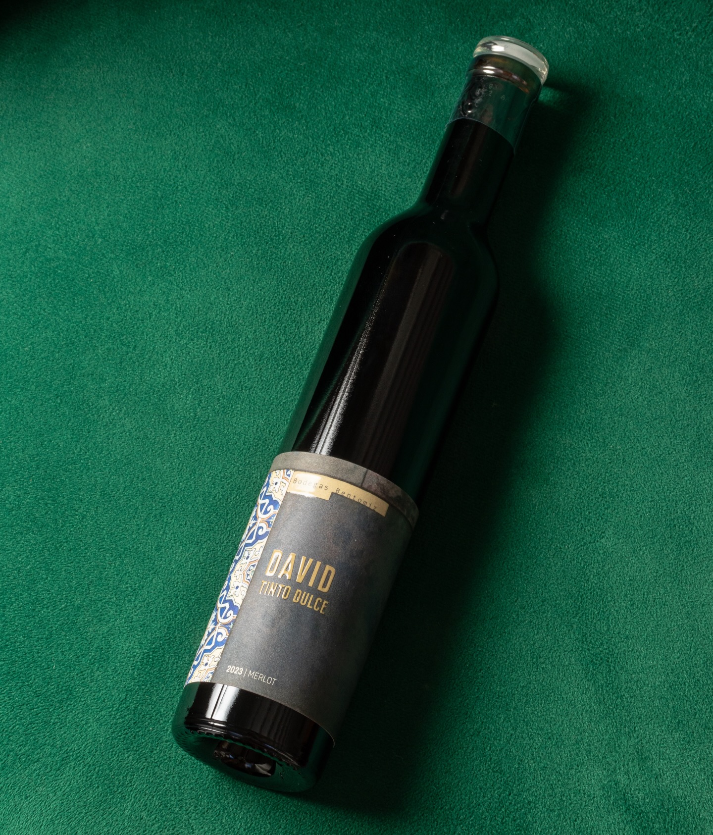 Red wine is always about character. The only question is — what feels right tonight?

Some evenings call for softness and rounded tannins. Others for depth and warm spice. And sometimes for a velvety, gently sweet finish.

Featured here: David Tinto Dulce from @bodegasbentomiz. A red that brings the evening to a calm, elegant close.

Tell us what you enjoy in a red — fruit-forward, spicy, structured or smooth — and we will pour the one that suits your mood. At Salu every choice begins with a conversation

📍 Calle San José, 6, Benalmádena
📞 +34 951 71 57 36

#restaurant #benalmadena #dolche #redwine #mediterraneanfood