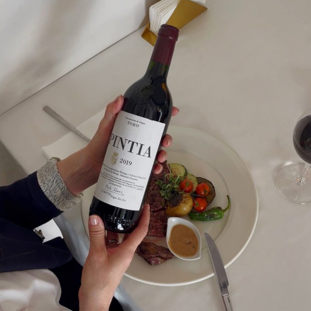 Friday dinner is when there’s no reason to choose something simple. You choose a flavour that asks for attention. A dish around which the entire evening is built.

Dry-aged beef entrecôte with seasonal vegetables and pepper sauce — aged beef with depth of flavour, where you can feel the texture, the juiciness and a precise doneness. The vegetables bring balance, the pepper sauce adds character. With a dish like this, the wine matters.

Pintia 2019 Toro — structured and full-bodied with warm fruit and refined tannins. A wine that holds the meat without overpowering it.

On evenings like this, everything falls into place. All that’s left is to take your table

📍 Calle San José, 6, Benalmádena
📞 +34 951 71 57 36

#restaurant #benalmadena #redwine #dinner #mediterraneancuisine