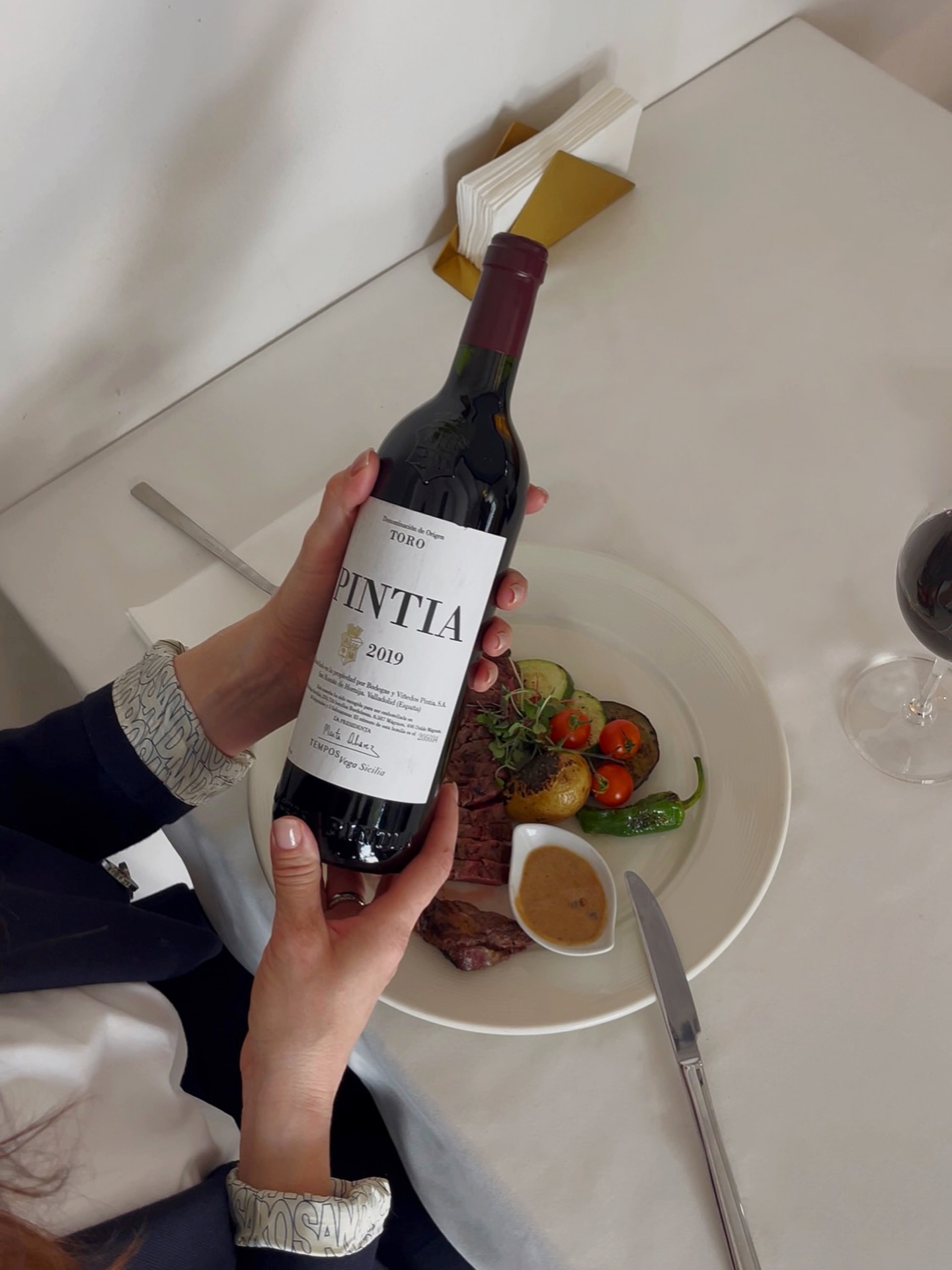 Friday dinner is when there’s no reason to choose something simple. You choose a flavour that asks for attention. A dish around which the entire evening is built.

Dry-aged beef entrecôte with seasonal vegetables and pepper sauce — aged beef with depth of flavour, where you can feel the texture, the juiciness and a precise doneness. The vegetables bring balance, the pepper sauce adds character. With a dish like this, the wine matters.

Pintia 2019 Toro — structured and full-bodied with warm fruit and refined tannins. A wine that holds the meat without overpowering it.

On evenings like this, everything falls into place. All that’s left is to take your table

📍 Calle San José, 6, Benalmádena
📞 +34 951 71 57 36

#restaurant #benalmadena #redwine #dinner #mediterraneancuisine