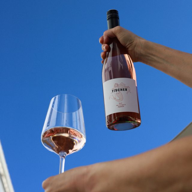 We think we’ve found the perfect pairing for your dinner at Salu. With its fresh berry notes, subtle acidity and clean, dry finish. This rosé pairs especially well with seafood, tuna tartare and light, warm appetizers.

See you soon!

📍 Calle San José, 6, Benalmádena
📞 +34 951 71 57 36

#restaurant #benalmadena #dinner #rose #mediterraneancuisine