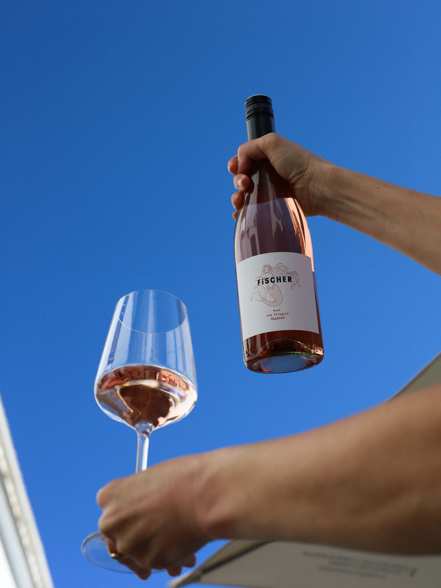 We think we’ve found the perfect pairing for your dinner at Salu. With its fresh berry notes, subtle acidity and clean, dry finish. This rosé pairs especially well with seafood, tuna tartare and light, warm appetizers.

See you soon!

📍 Calle San José, 6, Benalmádena
📞 +34 951 71 57 36

#restaurant #benalmadena #dinner #rose #mediterraneancuisine