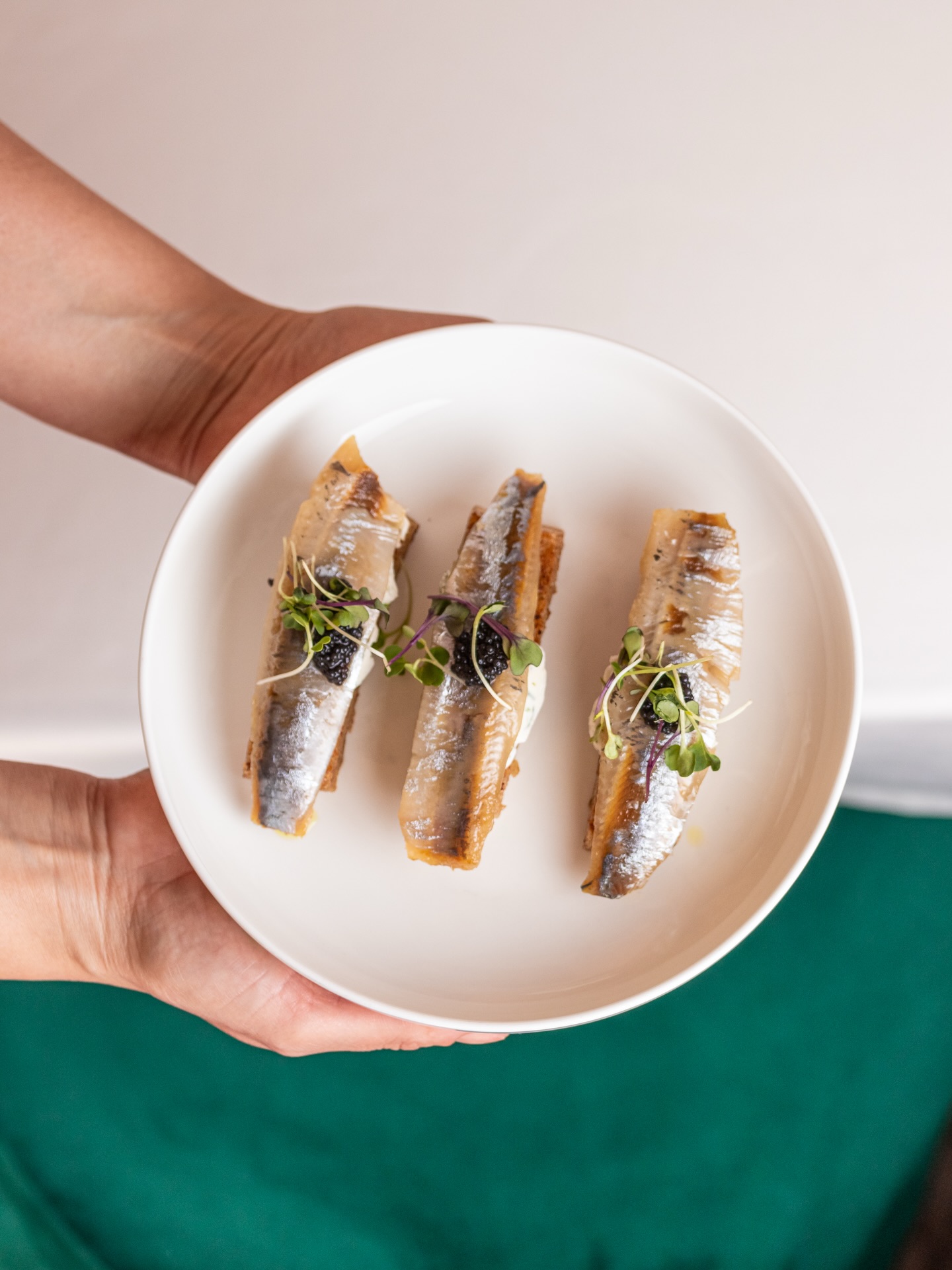The gentle crunch of warm bread, the delicate smokiness of sardines and the clean, lightly briny taste of the sea come together in a simple combination that feels precisely balanced.

These are the kinds of dishes that set the tone for a dinner you’ll want to continue.

From there, the glass you choose makes all the difference. It can make the dish feel lighter and fresher, deeper and more насыщенное or even change the way the texture is perceived. At some point, it stops being just a starter and becomes a complete gastronomic experience built around a single flavour.

We look forward to welcoming you at @salu.restaurant

📍 Calle San José, 6, Benalmádena
📞 +34 951 71 57 36

#restaurant #benalmadena #dinner #wine #mediterraneancuisine