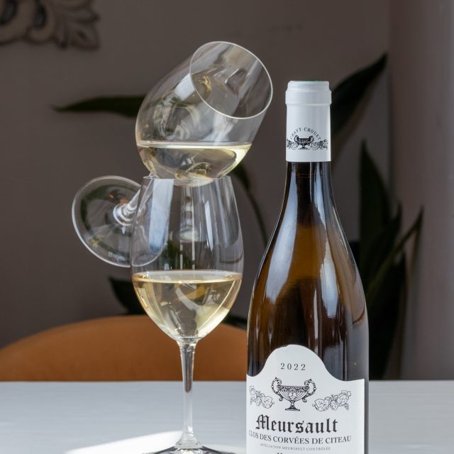 ✨A white wine from a truly distinctive French vineyard

Meursault, Clos des Corvées de Cîteaux, Monopole, Domaine Chavy-Chouet — a refined, layered Burgundy with a beautiful creamy texture and a long, vibrant and captivating finish.

The nose is precise and elegantly restrained, revealing yellow stone fruits, toasted walnut and mineral notes, with hints of red apple, mango and subtle touches of vanilla and hazelnut. Everything feels smooth, composed and quietly noble.

Best enjoyed with:
• boletus risotto
• salmon and creamy textures
• soft cheeses
• beef carpaccio with truffle

A wine that effortlessly turns dinner into a true gastronomic experience — focused, balanced and memorable.

📍 Calle San José, 6, Benalmádena
📞 +34 951 71 57 36

#restaurant #benalmadena #dinner #wine #mediterraneancuisine