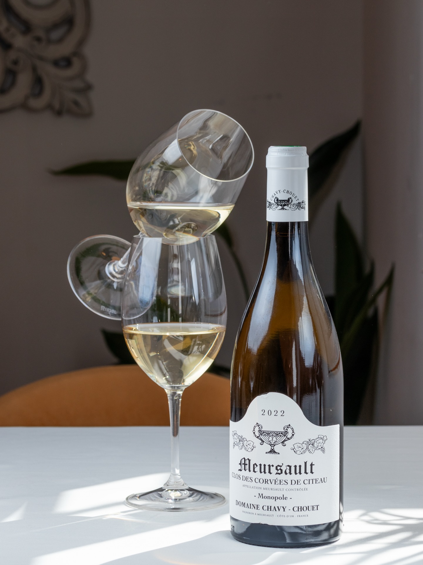 ✨A white wine from a truly distinctive French vineyard

Meursault, Clos des Corvées de Cîteaux, Monopole, Domaine Chavy-Chouet — a refined, layered Burgundy with a beautiful creamy texture and a long, vibrant and captivating finish.

The nose is precise and elegantly restrained, revealing yellow stone fruits, toasted walnut and mineral notes, with hints of red apple, mango and subtle touches of vanilla and hazelnut. Everything feels smooth, composed and quietly noble.

Best enjoyed with:
• boletus risotto
• salmon and creamy textures
• soft cheeses
• beef carpaccio with truffle

A wine that effortlessly turns dinner into a true gastronomic experience — focused, balanced and memorable.

📍 Calle San José, 6, Benalmádena
📞 +34 951 71 57 36

#restaurant #benalmadena #dinner #wine #mediterraneancuisine